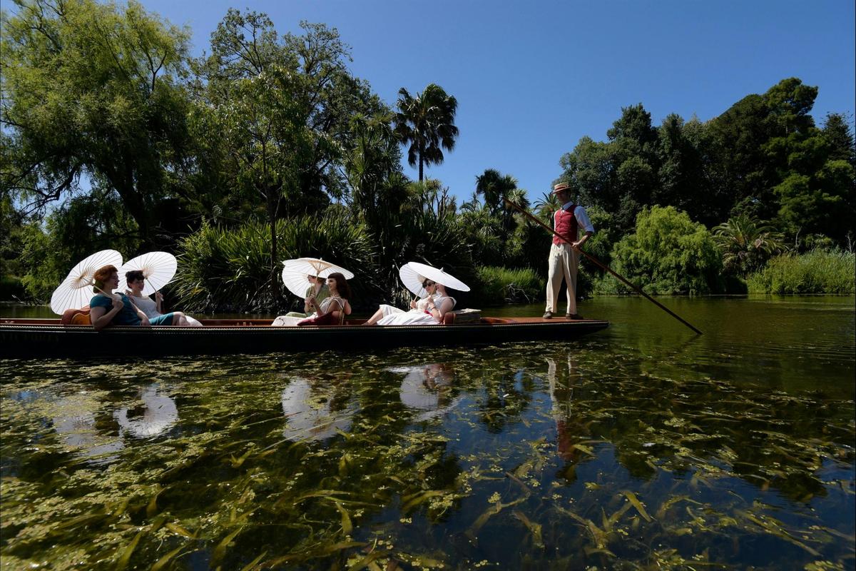Cruise around the Ornamental Lake