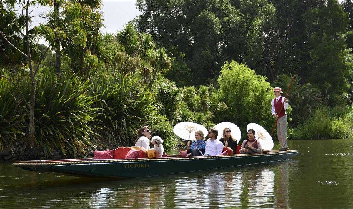 Cruise around the Ornamental Lake