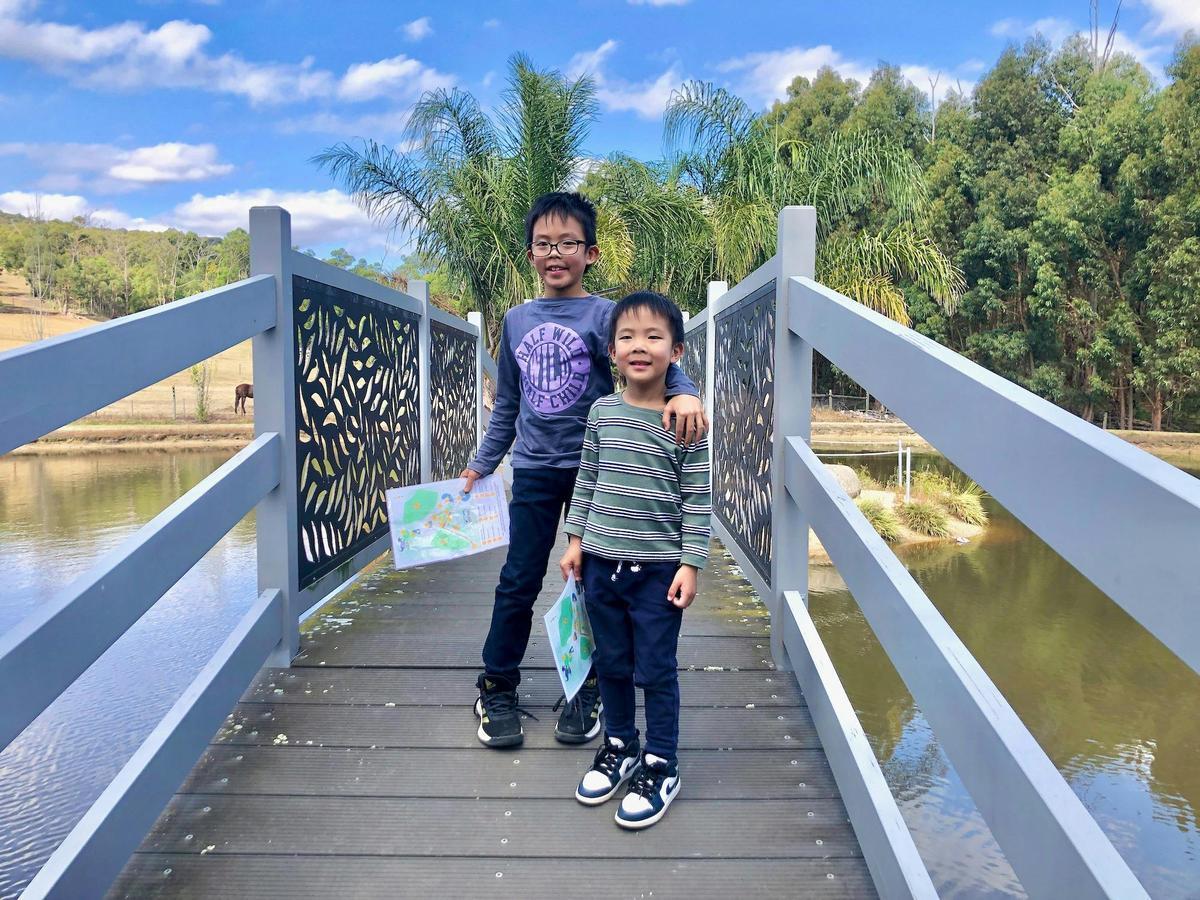 kids on the bridge at oasis berry farms