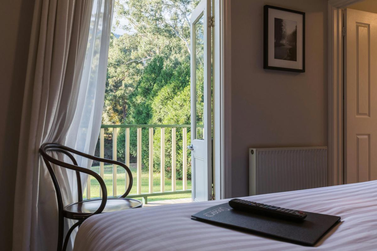 Room 16 with balcony view