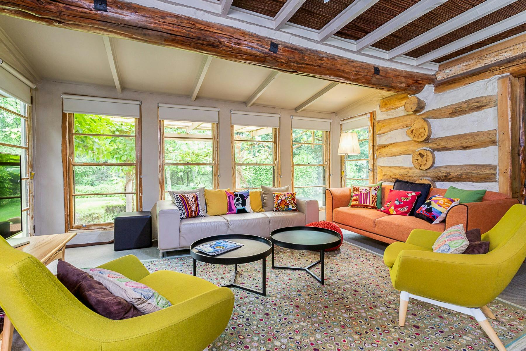 Generous open plan living/dining room overlooking private dining pergola and garden