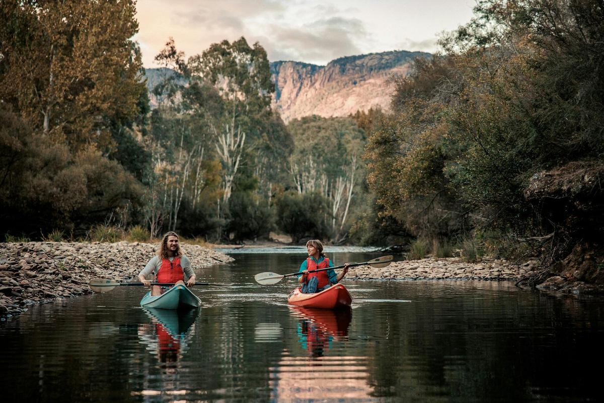 Quiet canoe down the river at Porepunkah