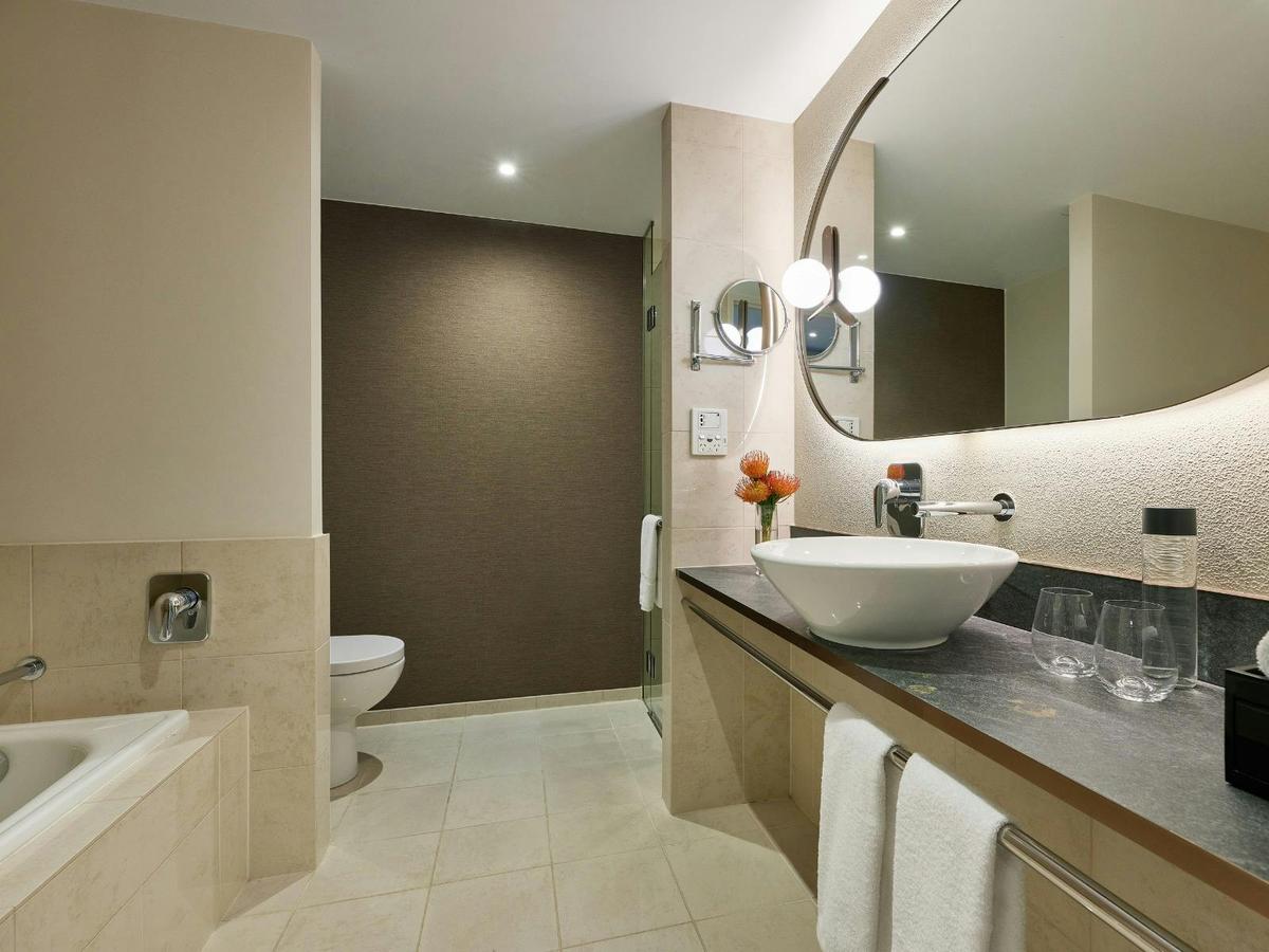 Business Suite Bathroom