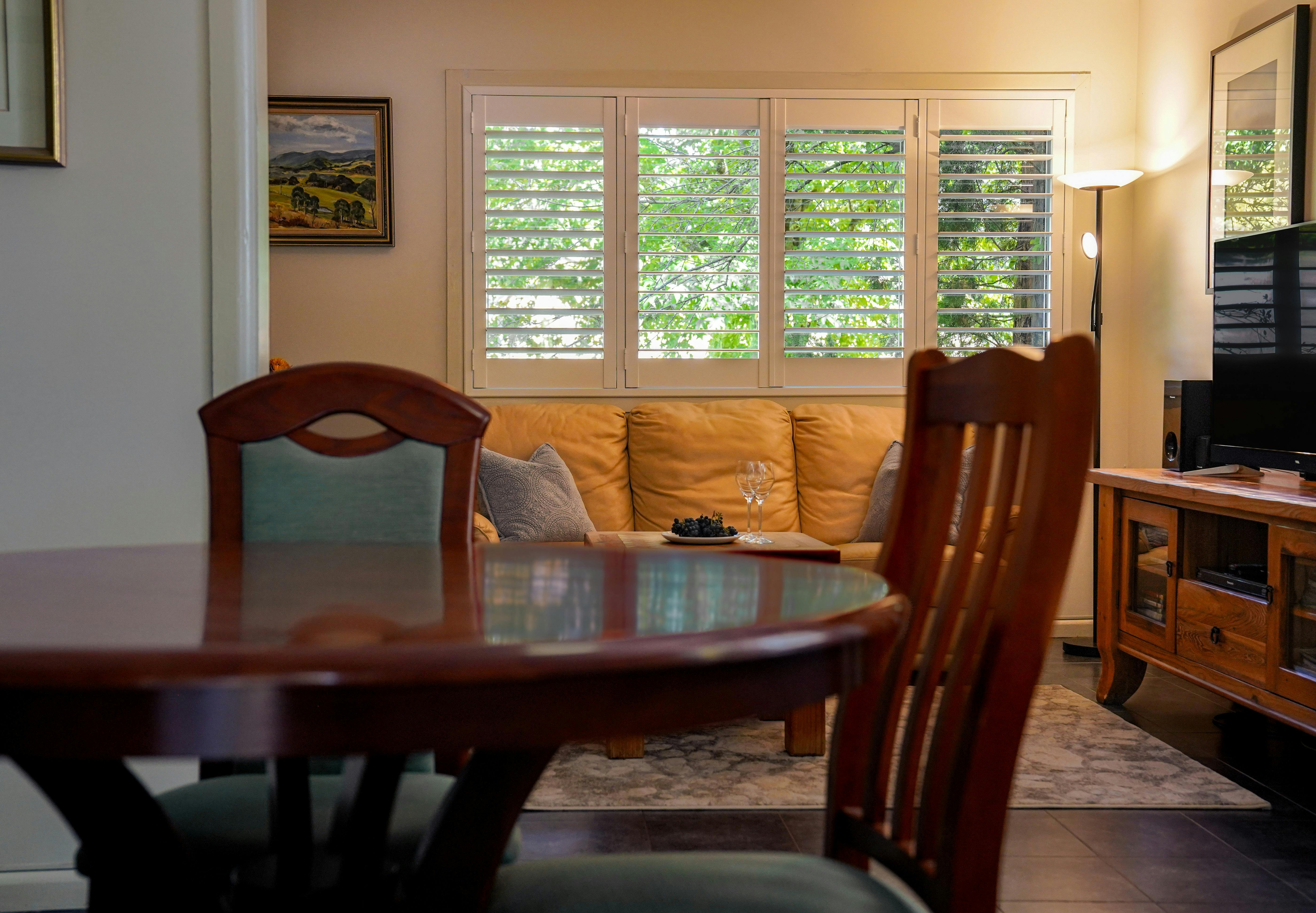 Vineyard Guesthouse dining and lounge space