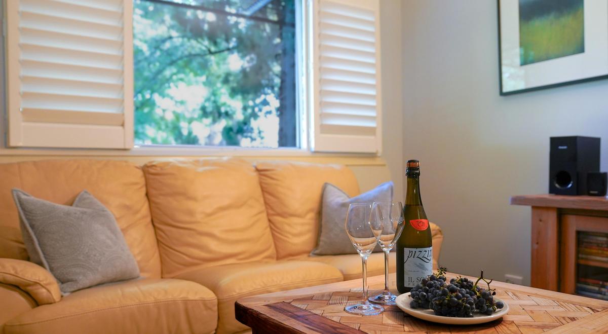 Vineyard Gueshouse living room