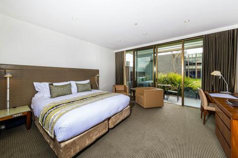 Lawn View Room