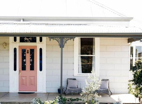 Rose Cottage with Vineyard Views