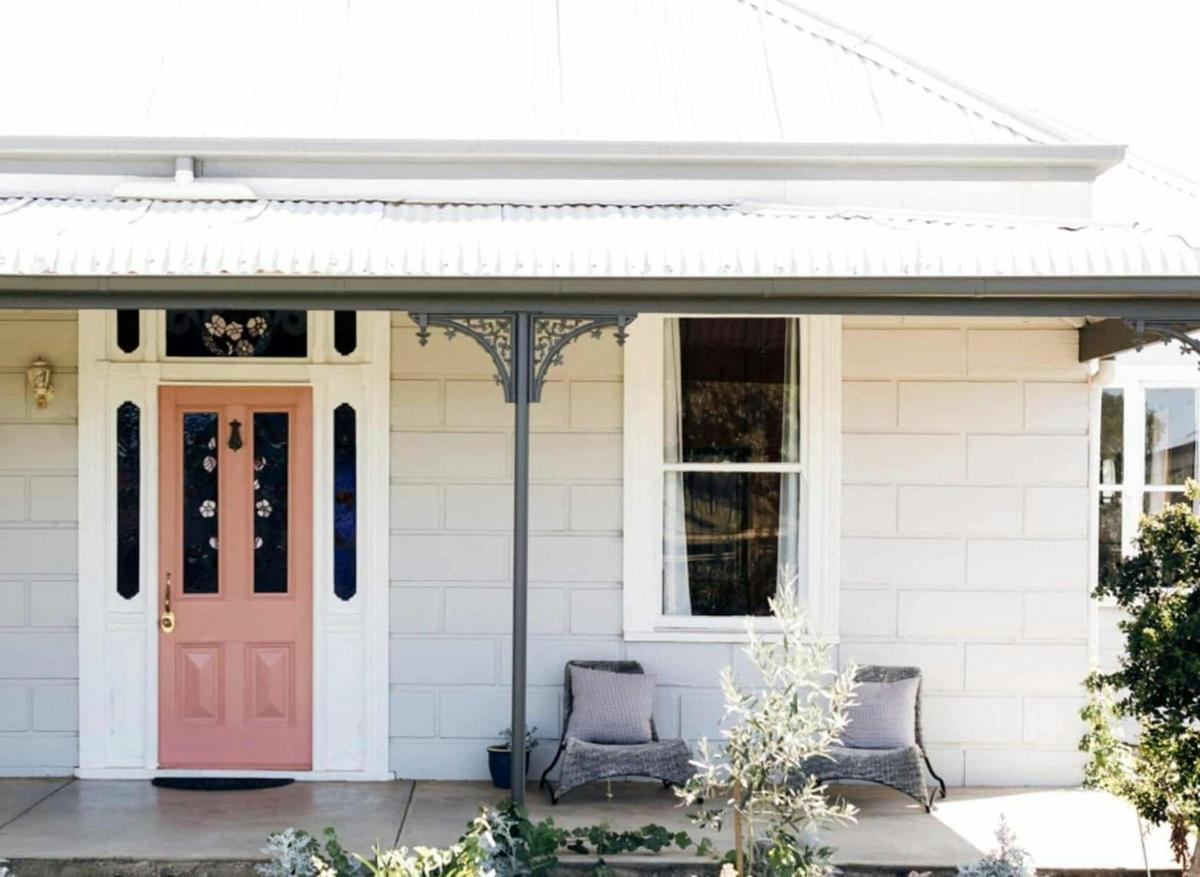 Front verandah overlooks de Bortelli vineyard