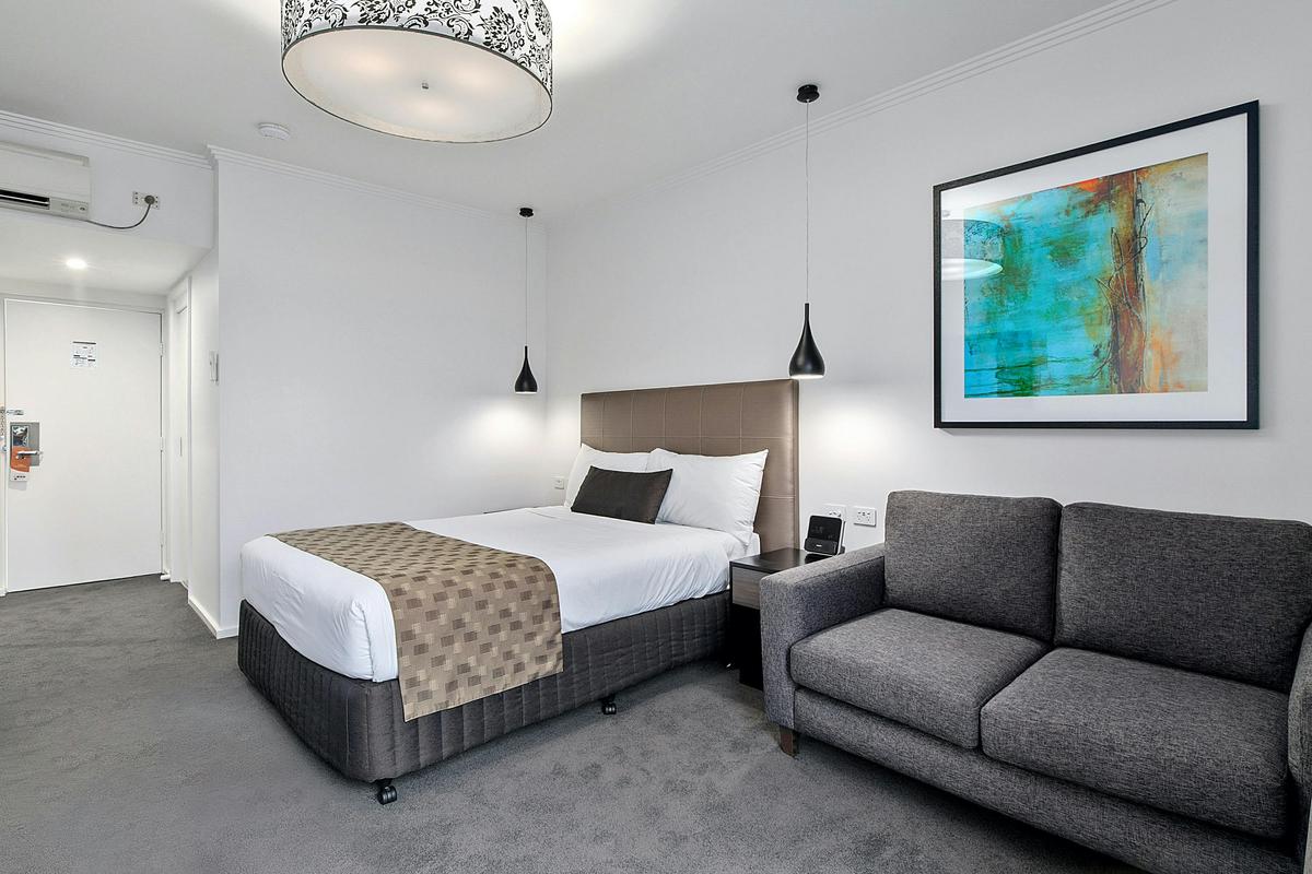 Queen Suite at Quality Hotel Wangaratta Gateway