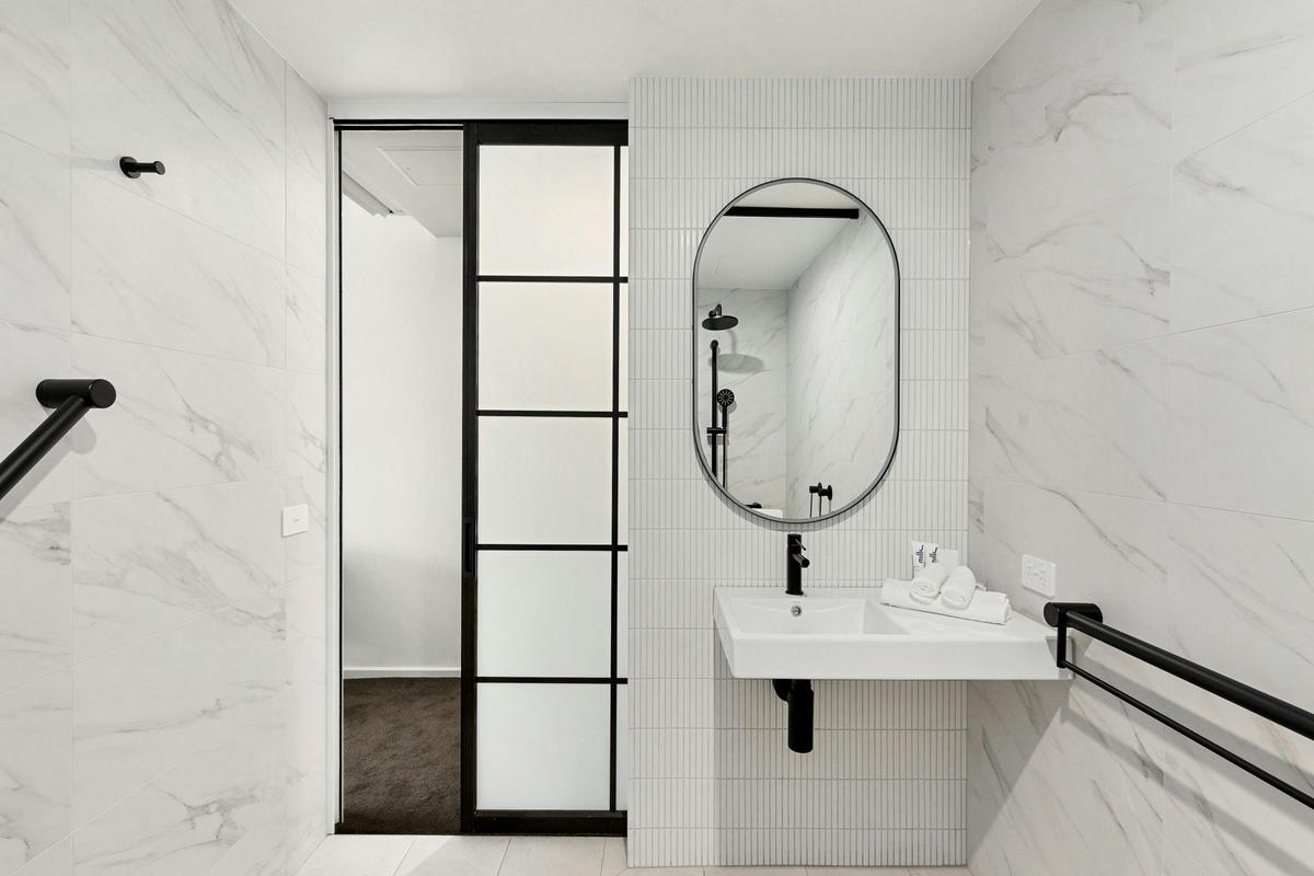 Access Suite Bathroom at Quality Hotel Wangaratta Gateway