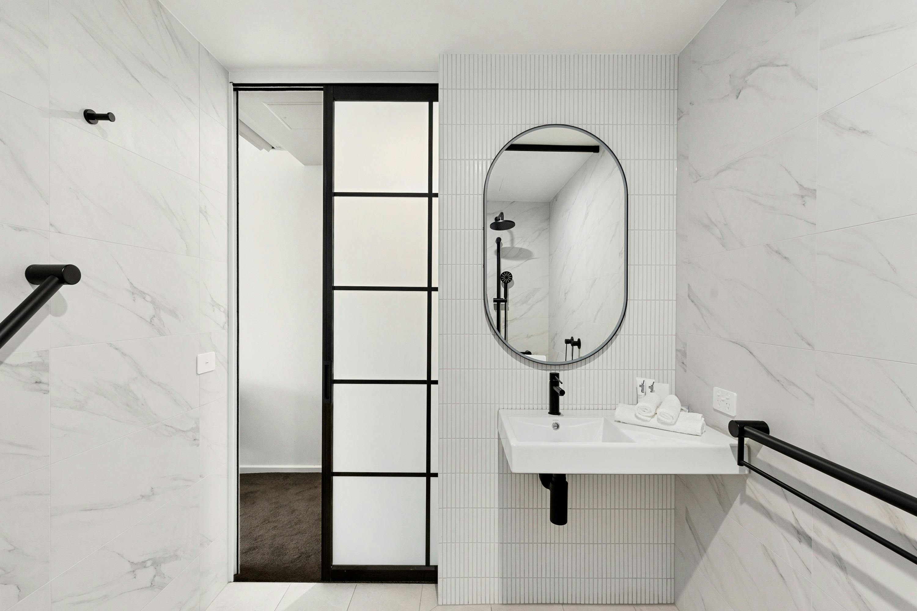 Access Suite Bathroom at Quality Hotel Wangaratta Gateway