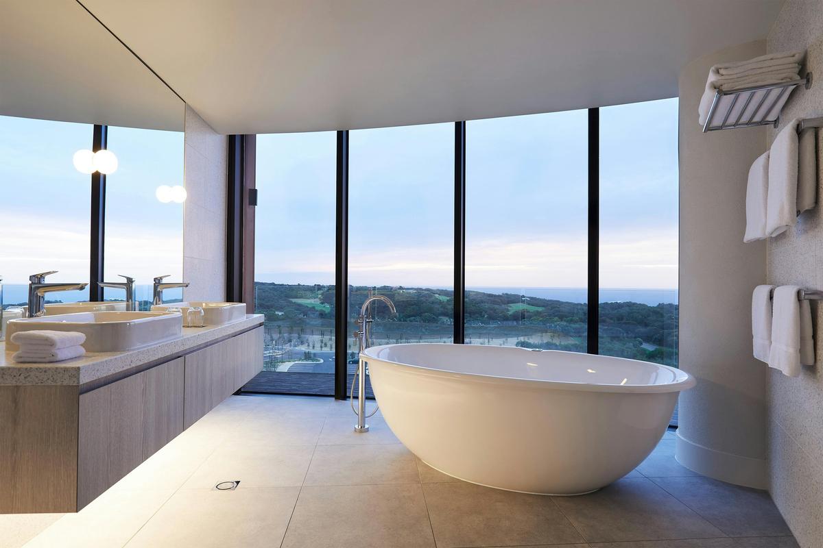 Peninsula Suite Bathroom