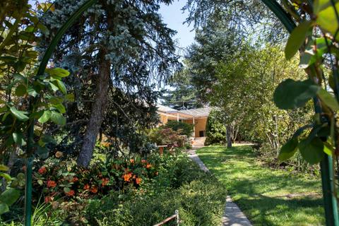 Guesthouse set in gardens