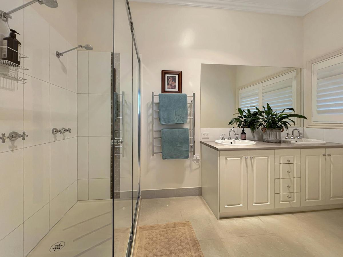 Stirling ensuite at Rosedale House Mansfield
