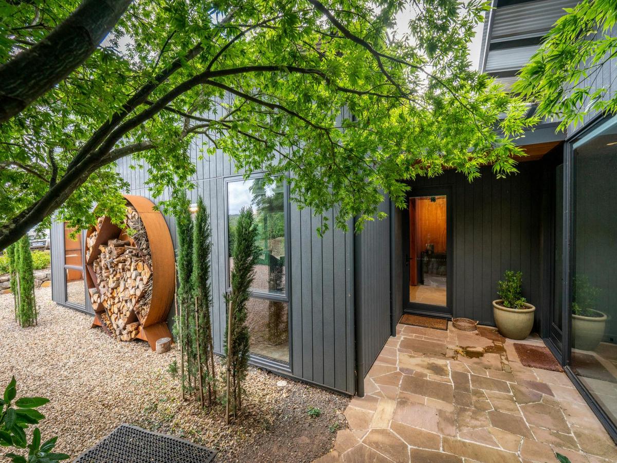 Emerald - Private entry