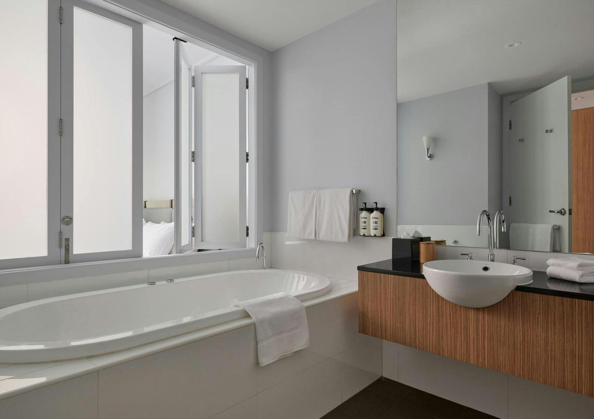 Fairway Room bathroom