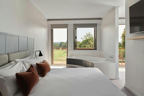 Premium Fairway Suite bedroom