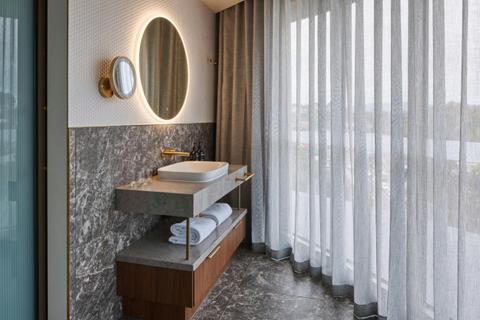 One Bedroom King Apartment