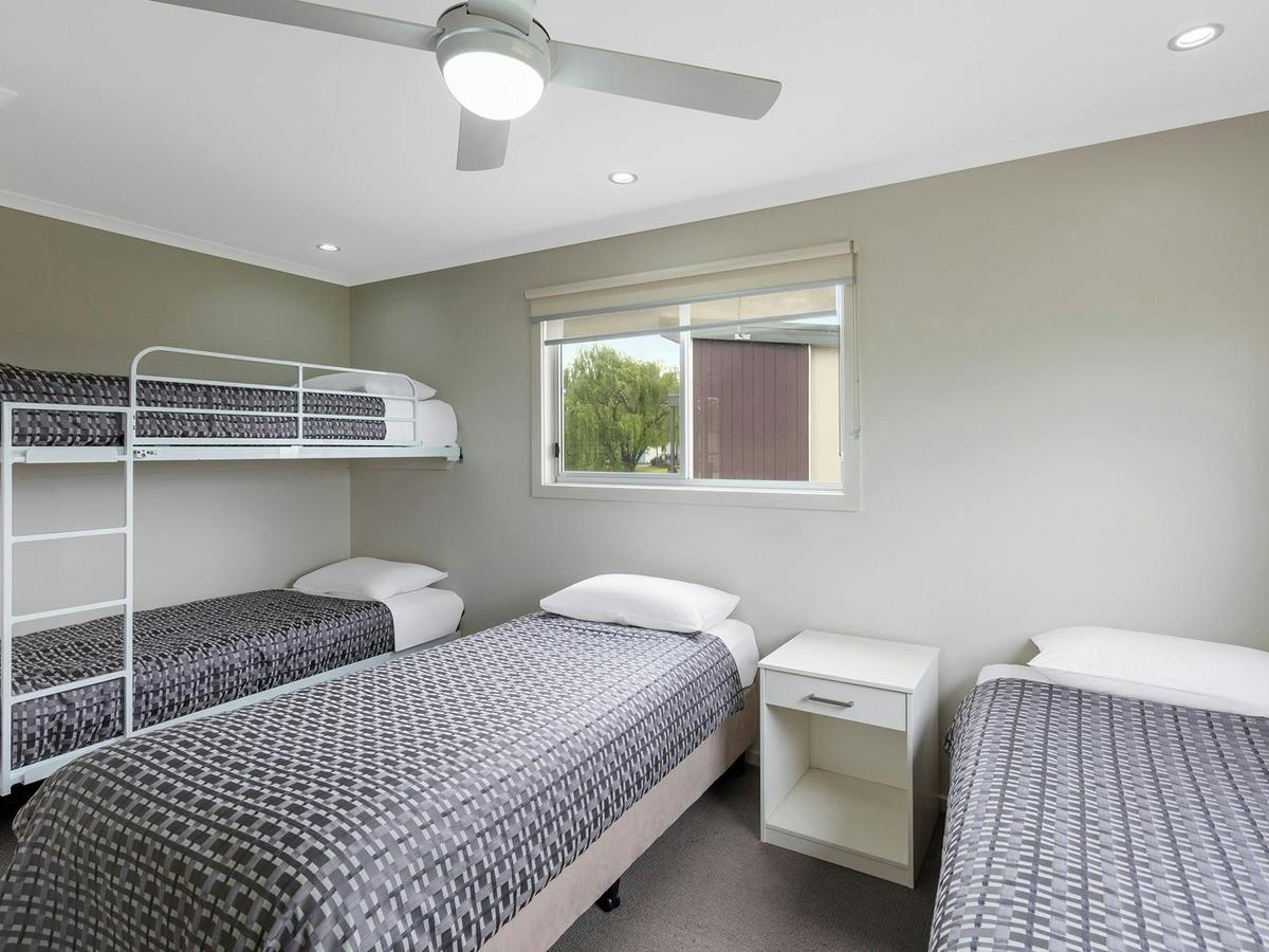 Secondary bedroom in Lakeview Cabin