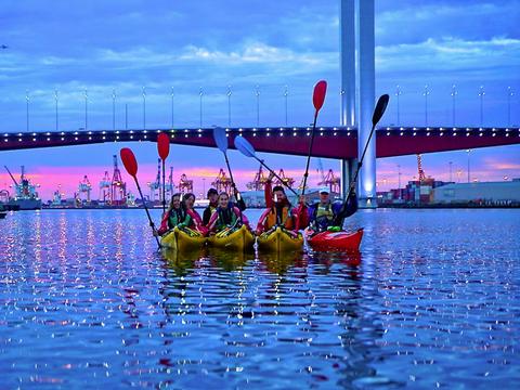 Group shot on a Melbourne City Twilight Kayak Tour