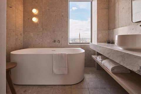 Rydges Deluxe Corner King - Bathroom