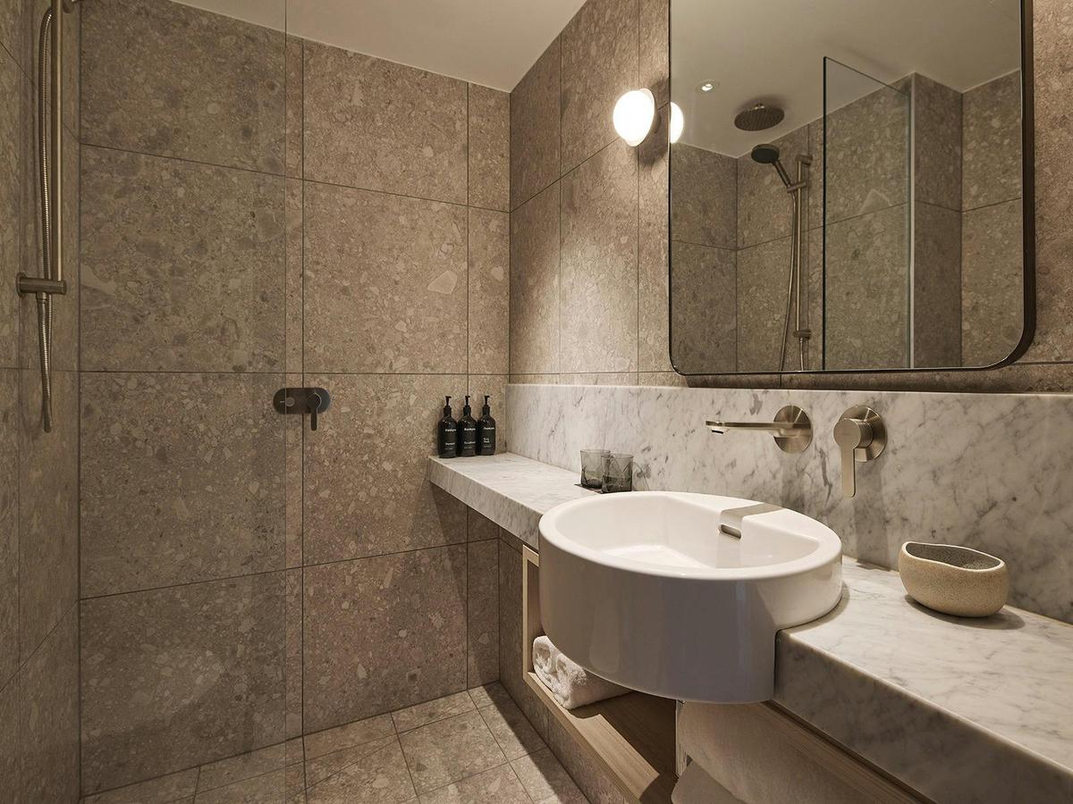 Rydges King Room Bathroom