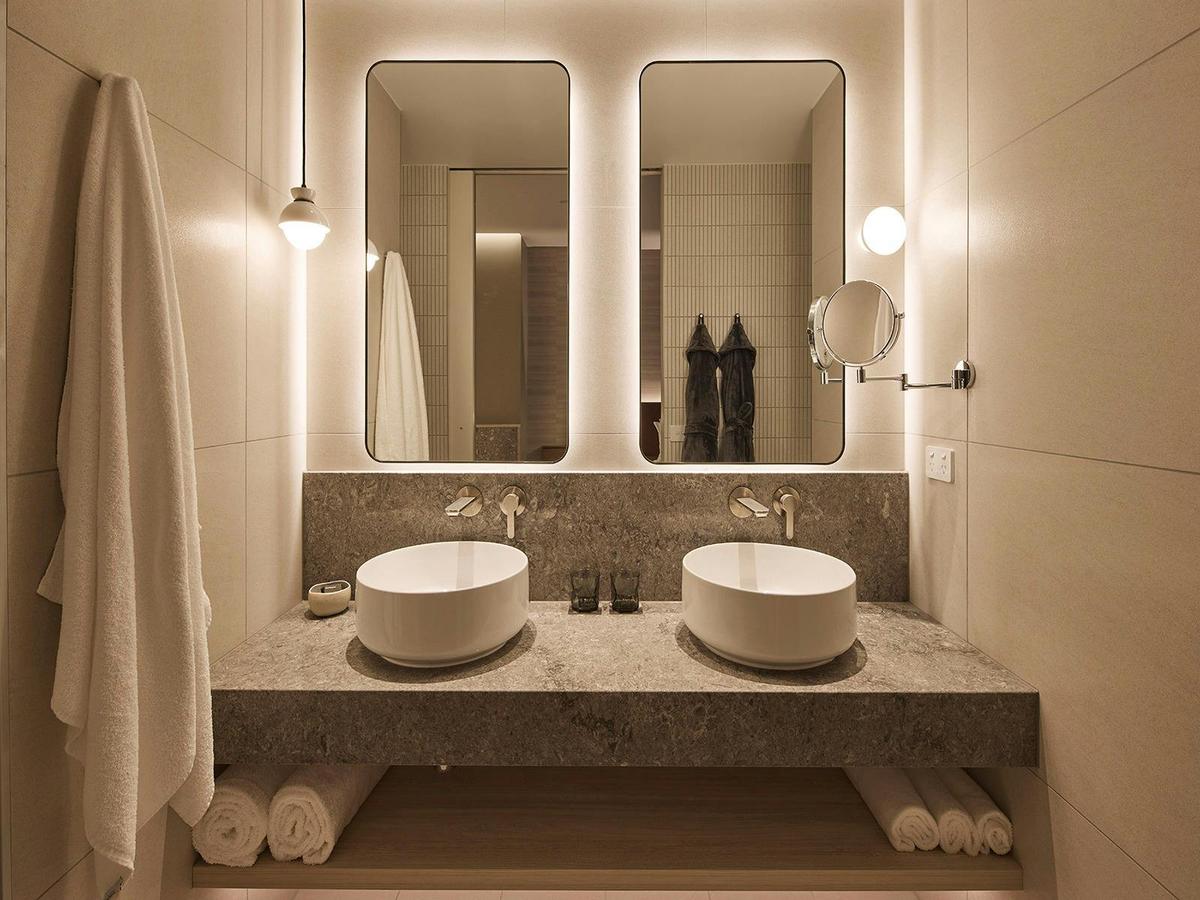 Rydges Apartment Bathroom