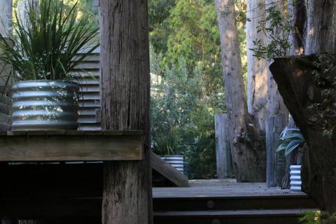 Patio in the trees- Black Swan Loft