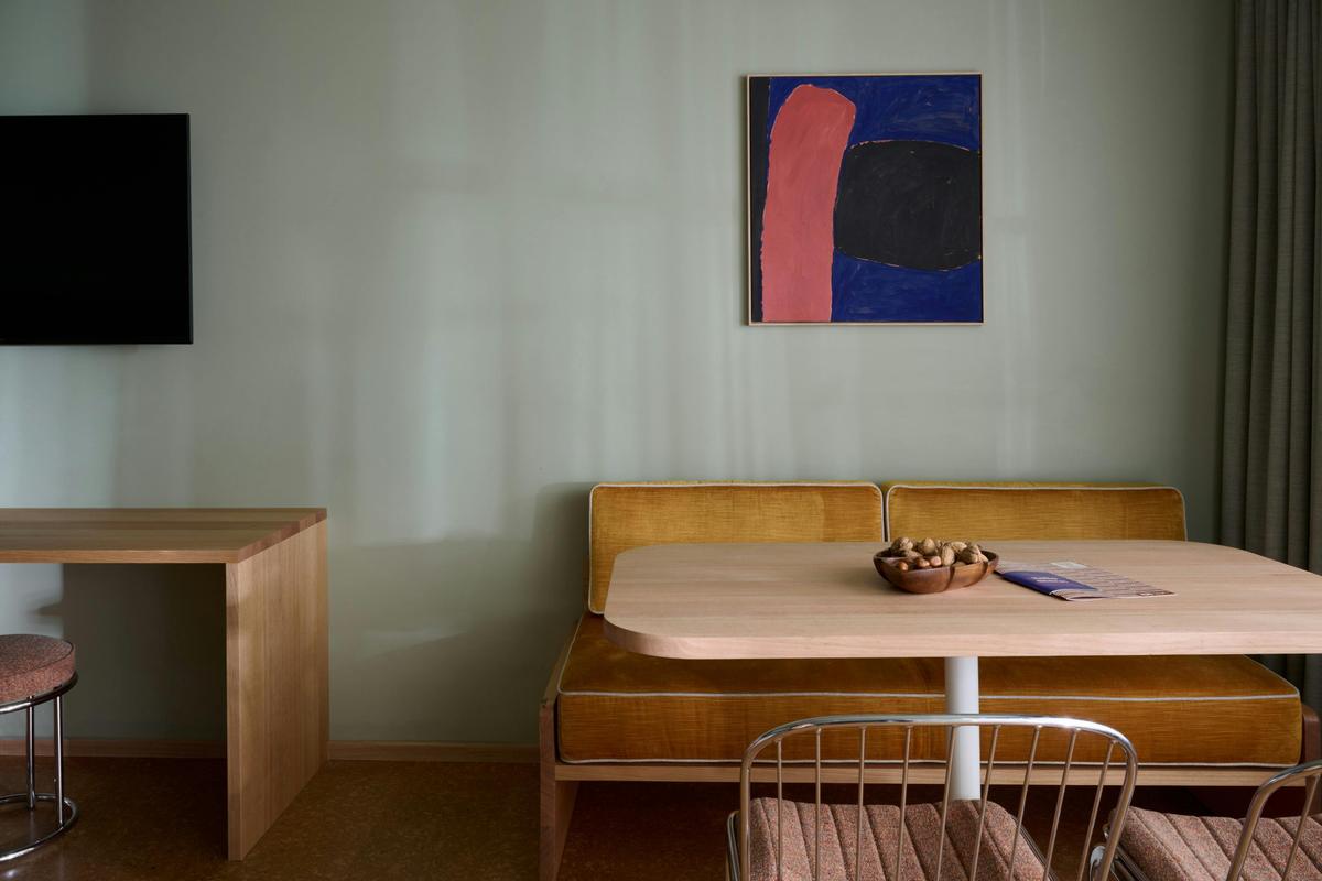 Table and chairs in River Front room 1