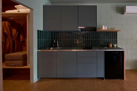 Kitchen with induction hotplate Room 3