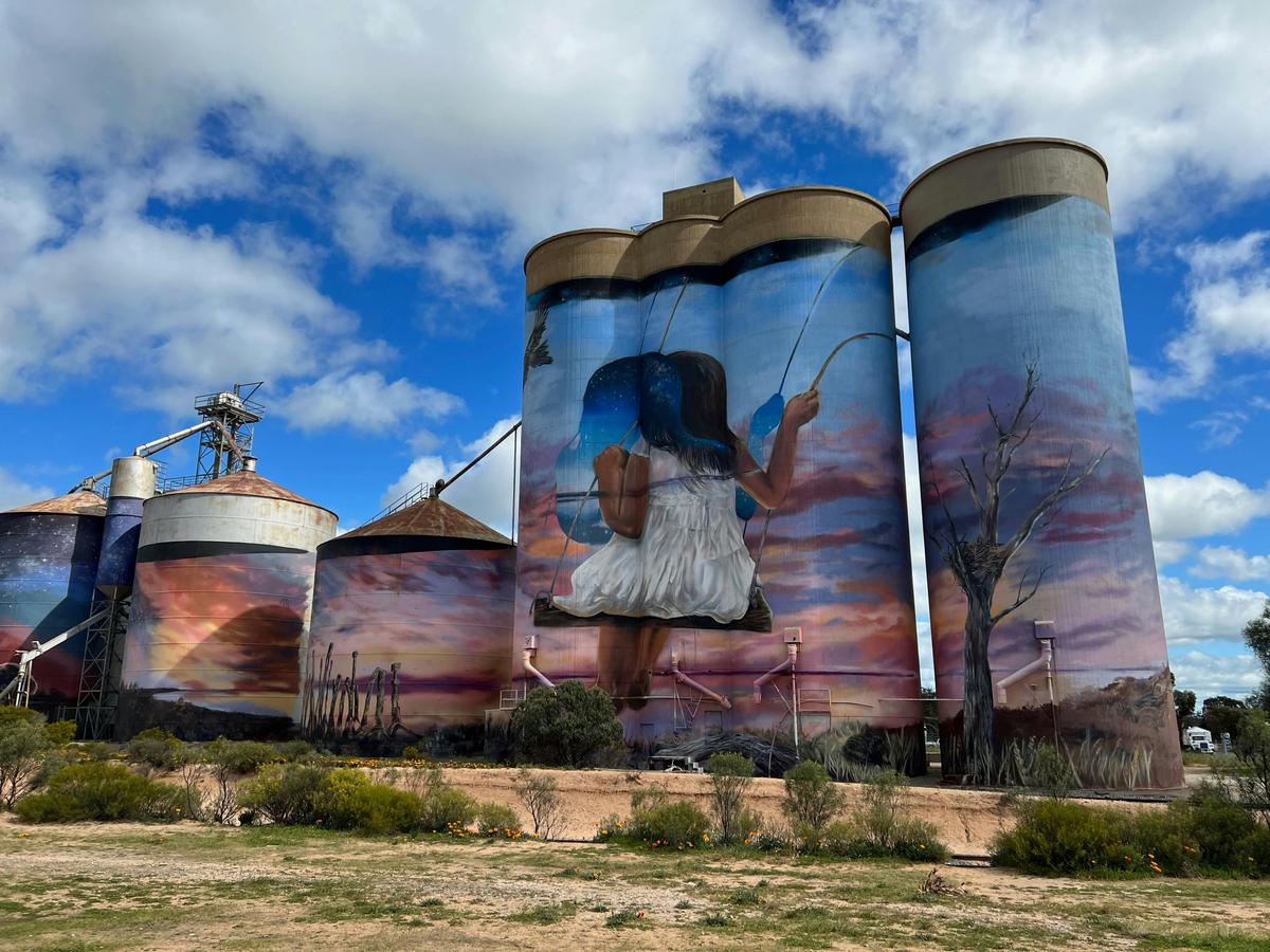 Sea Lake silo art