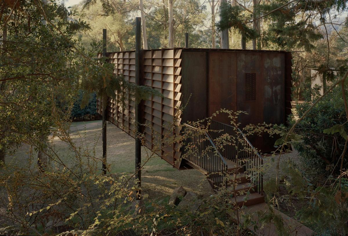 Modern log cabin, Sawmill Treehouse