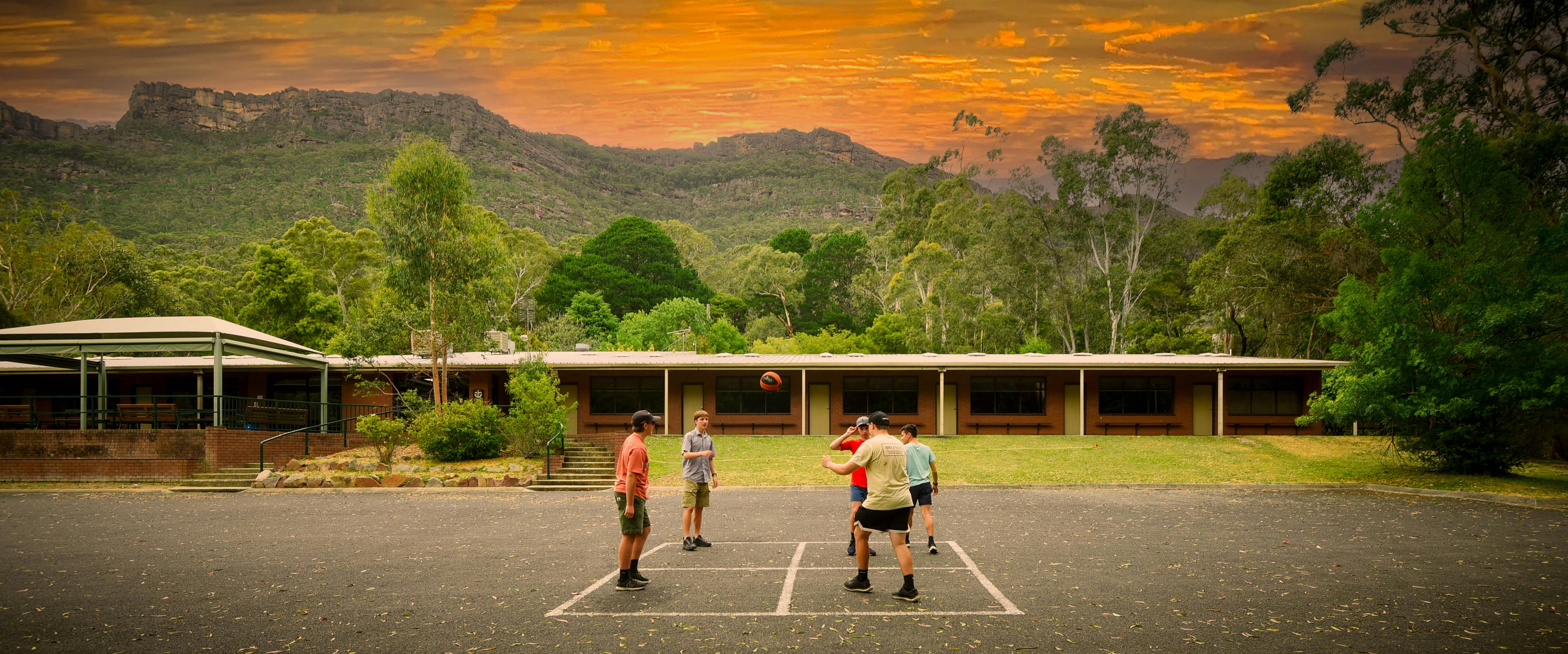 Silverband Lodge is situated in the heart of Halls Gap with the Wonderland Range as backdrop.