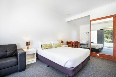 1 Bedroom Kitchenette