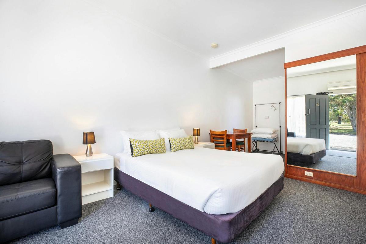1 Bedroom Kitchenette