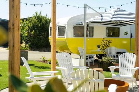 Poolside Vintage Glampers | Tasman Holiday Parks - Bendigo