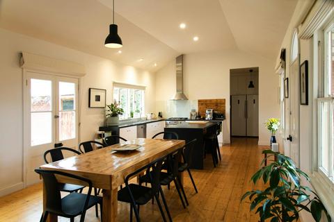 Sunday House - Maldon