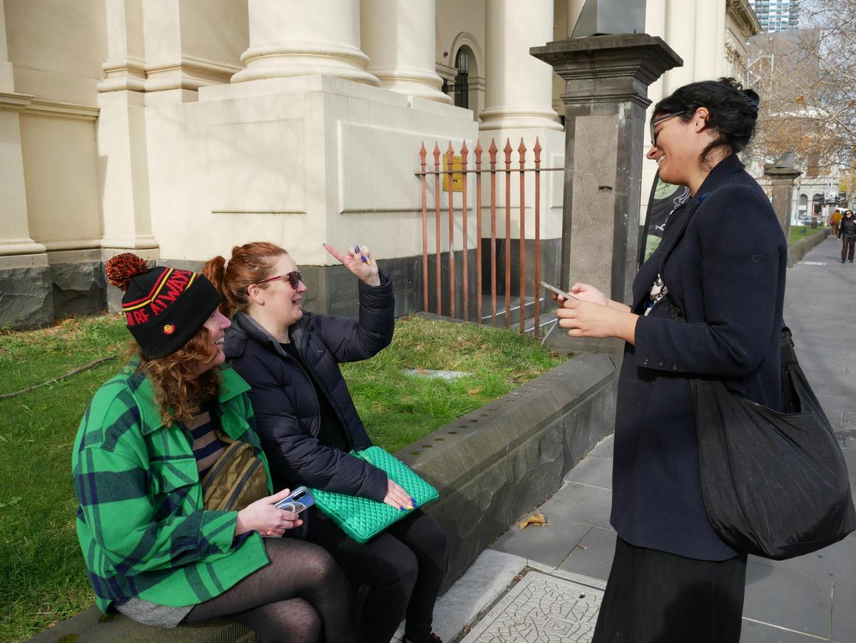 Local guide in Melbourne walking with group