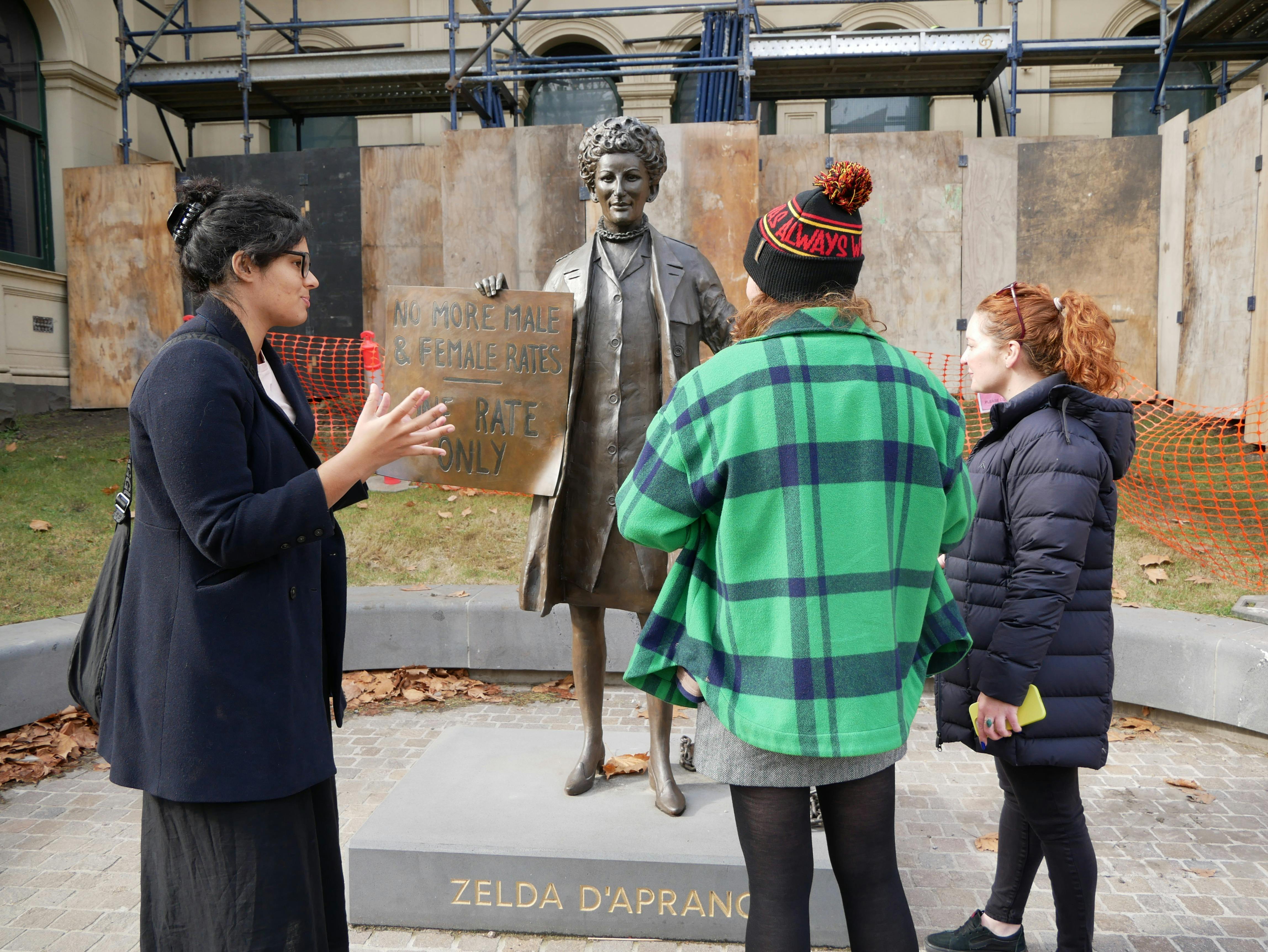Local guide in Melbourne walking with group