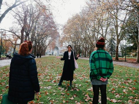 Local guide in Melbourne walking with group