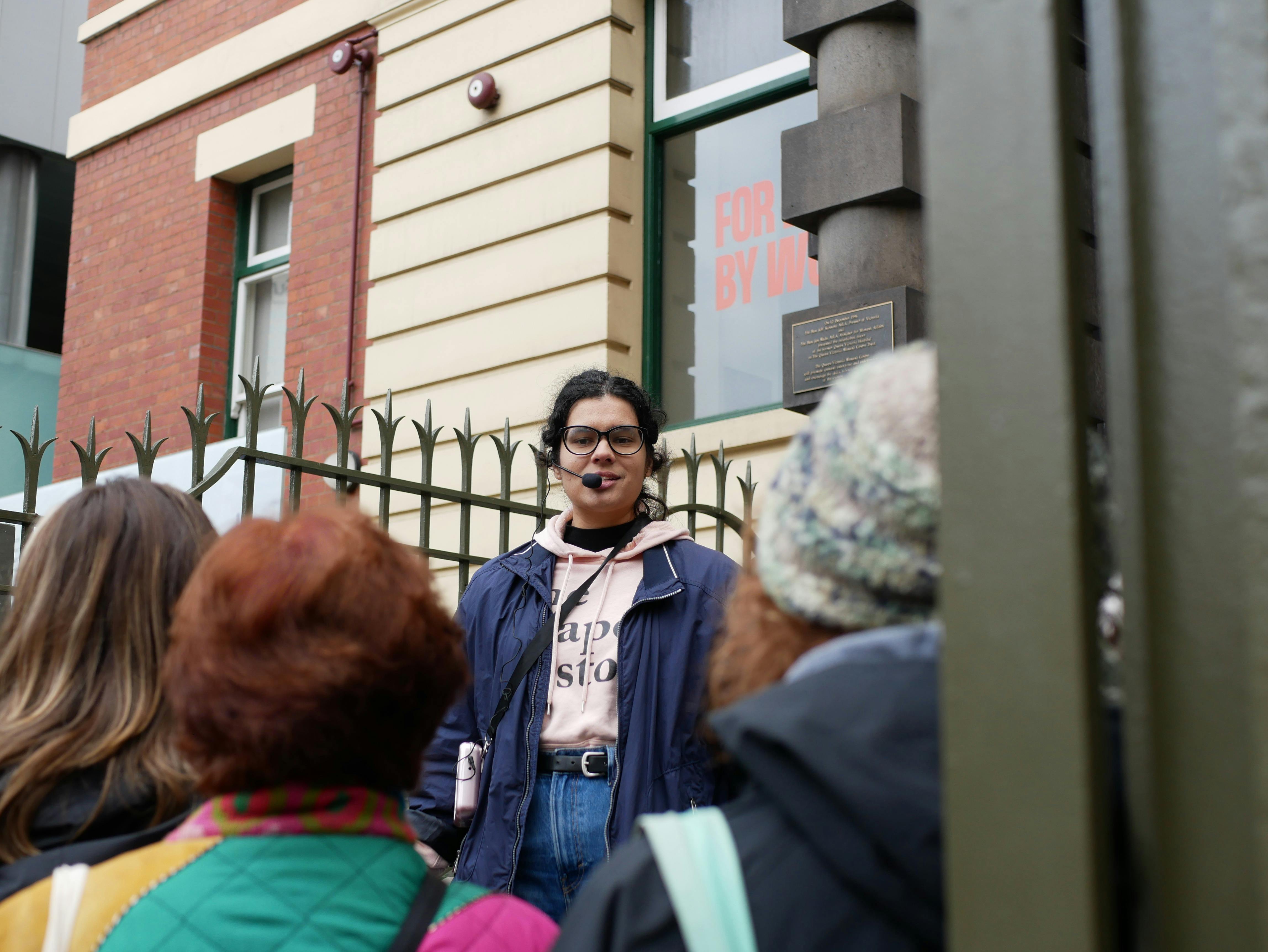 Local guide in Melbourne walking with group