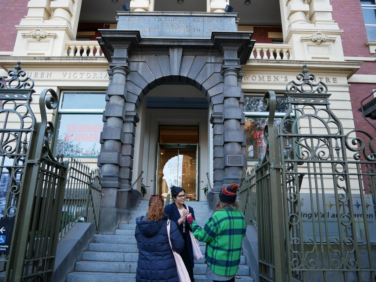 Local guide in Melbourne walking with group