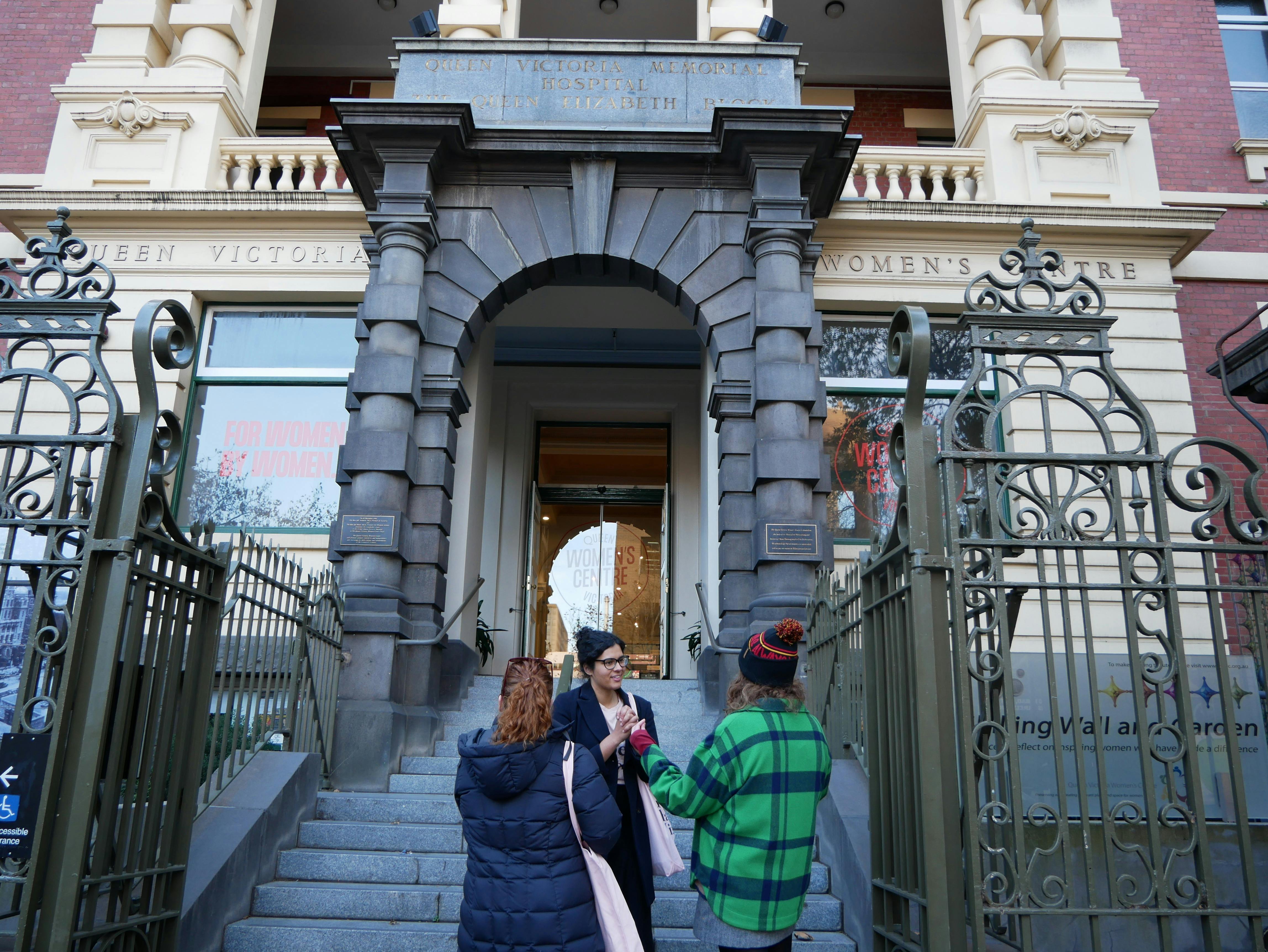 Local guide in Melbourne walking with group