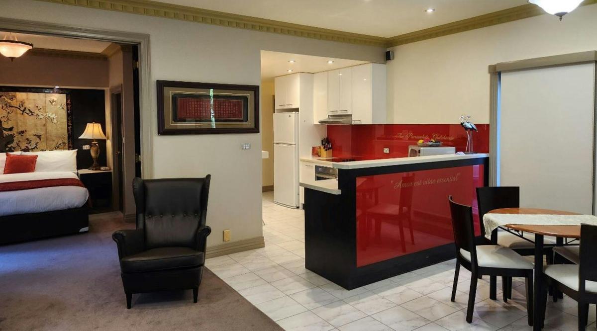 Purrumbete Gatehouse Suite - Kitchen.