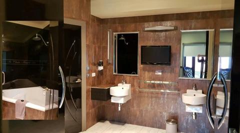 Sir Chester Manifold Suite - Penthouse  - Bathroom 1.