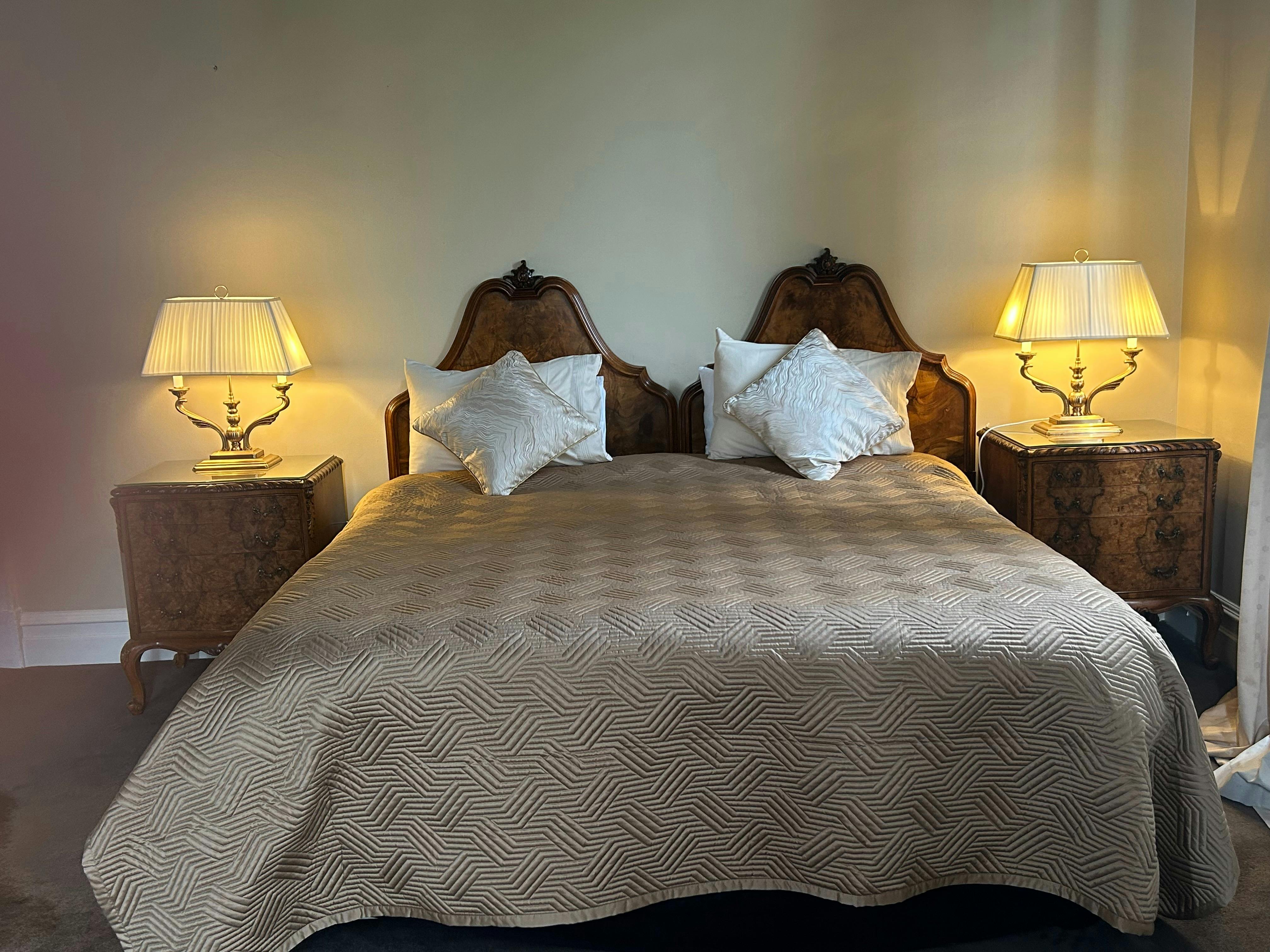 Sister Leone King Bed