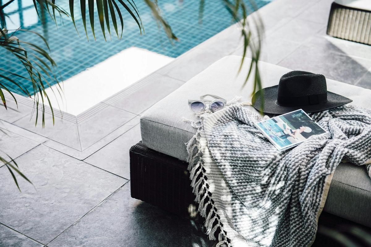 Pool Lounge
