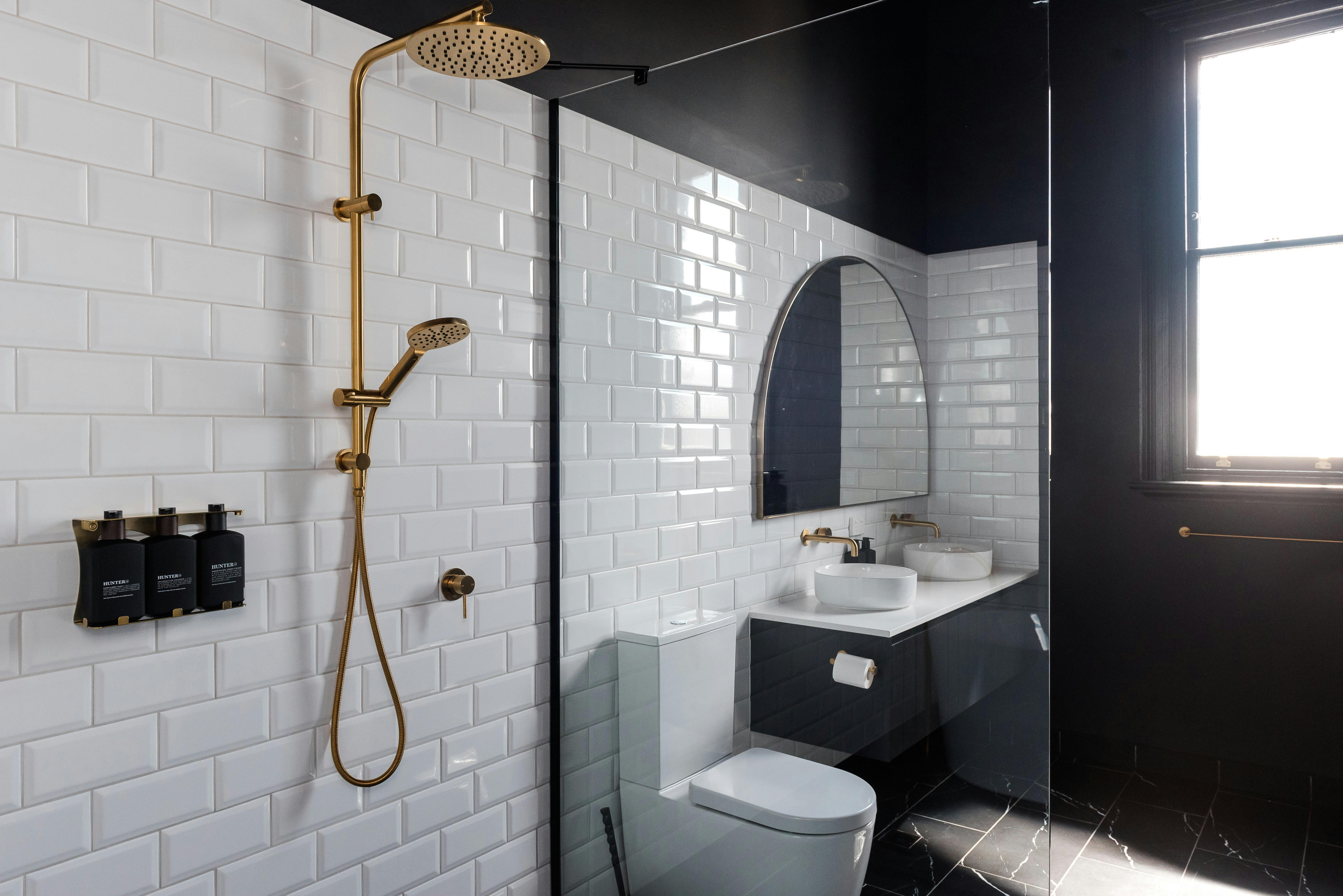 Deluxe King Ensuite at The Victoria Hotel Rutherglen