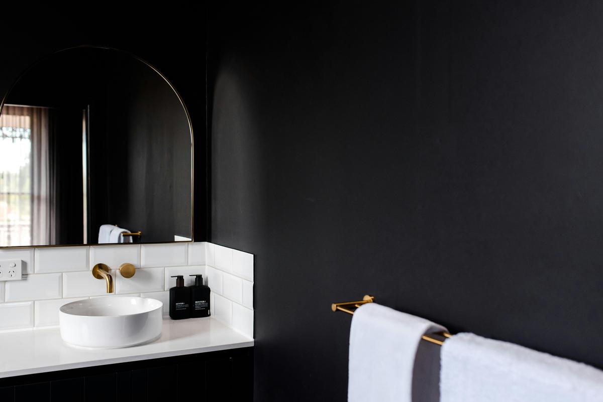 Ensuite at The Victoria Hotel Rutherglen