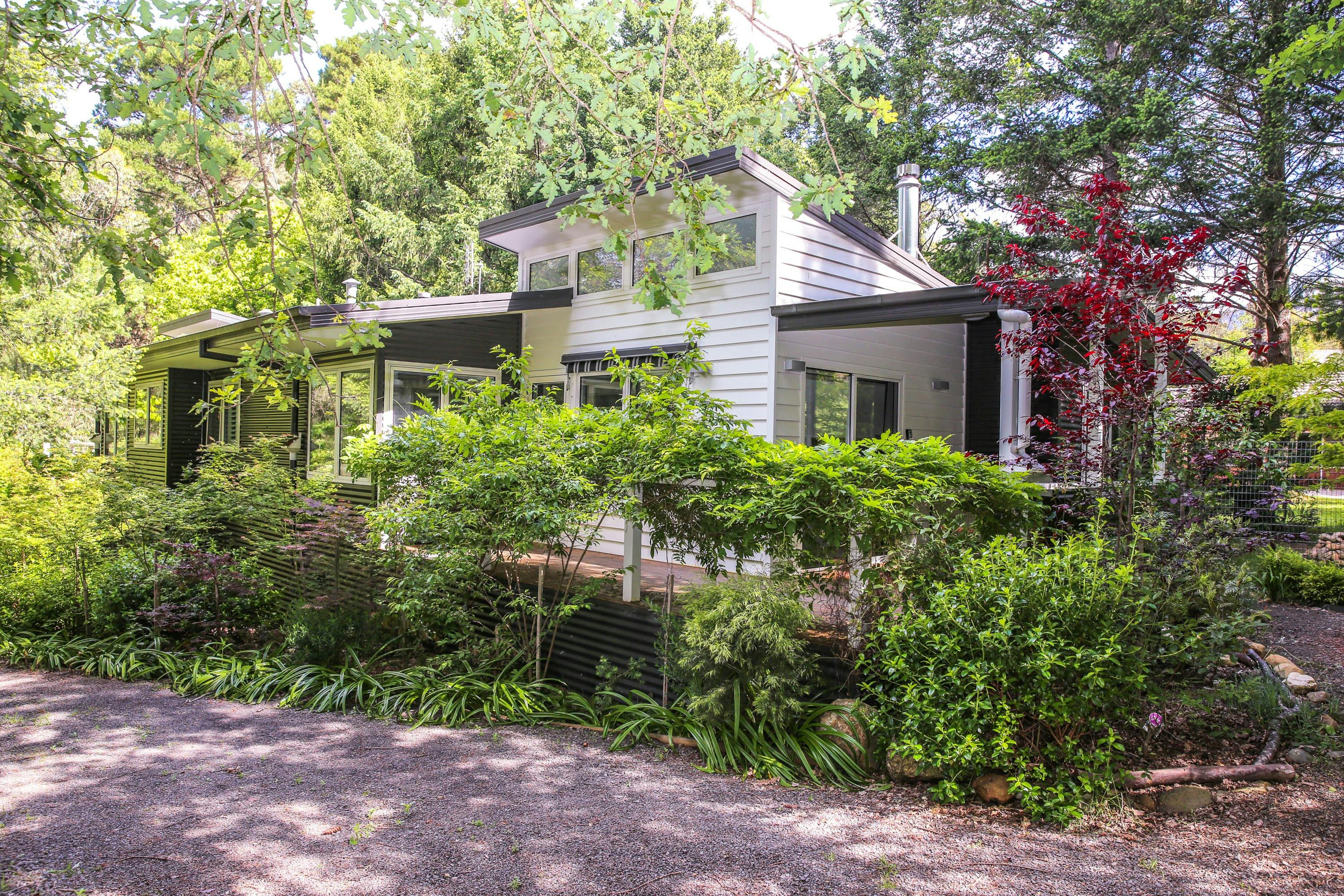 THE POACHED PEAR EXTERIOR